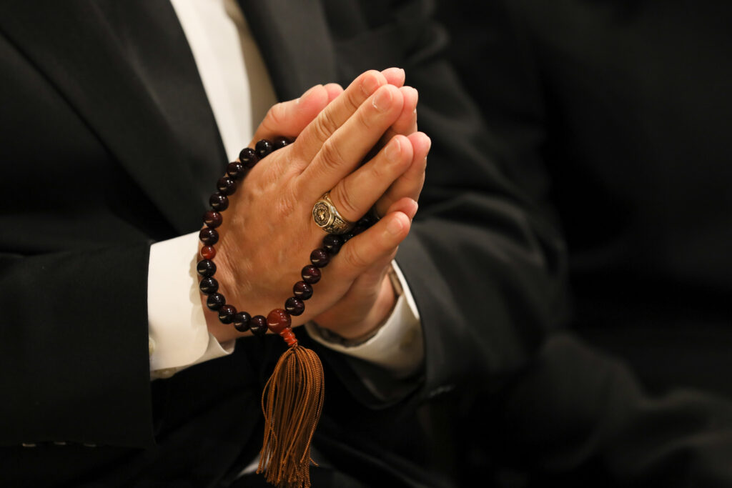 【喪主・参列者】葬儀の服装・マナー・身だしなみについて解説【NGな服装も紹介】