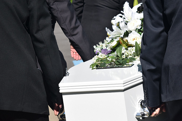 棺を運ぶ葬儀の参列者