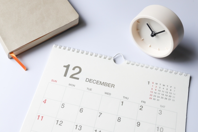 12月のカレンダーと時計の画像