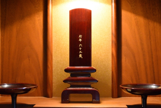仏壇に置かれた位牌の画像