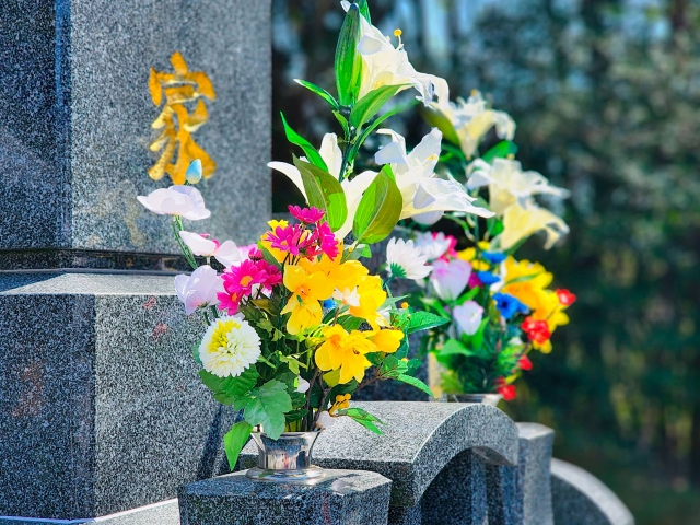 仏花の飾られたお墓の画像