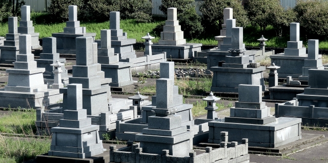 墓石が並ぶ墓地の画像