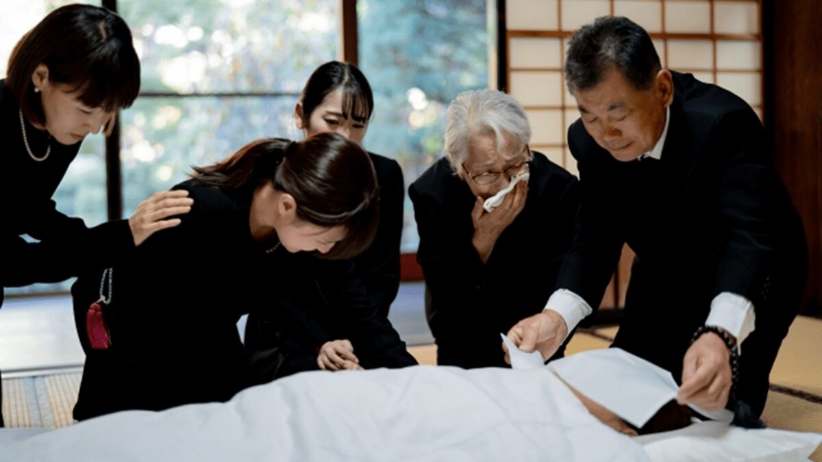 家族葬は4人など家族だけでも行える？内容や費用、注意点などを解説