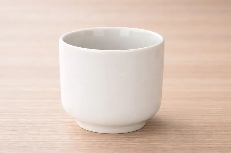 五供のひとつ浄水(じょうすい)をお供えするための白い湯呑茶碗の画像
