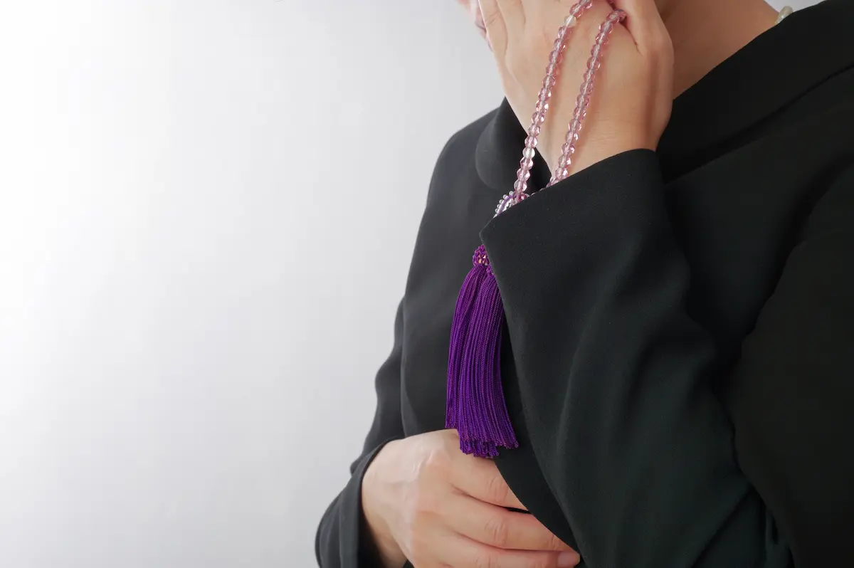 火葬の挨拶をする女性のイメージ画像