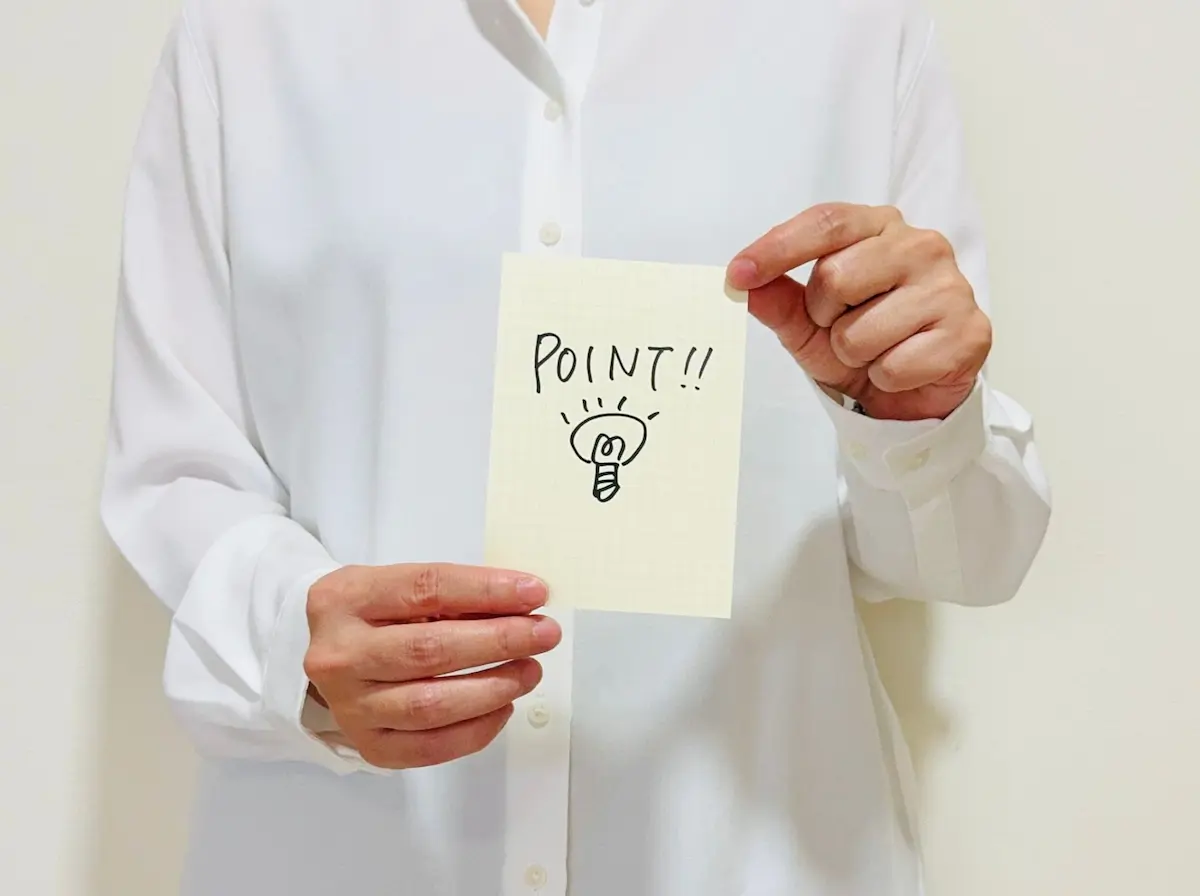 豆電球のイラストを手に持った女性の画像｜葬儀で後悔しないポイントを表現