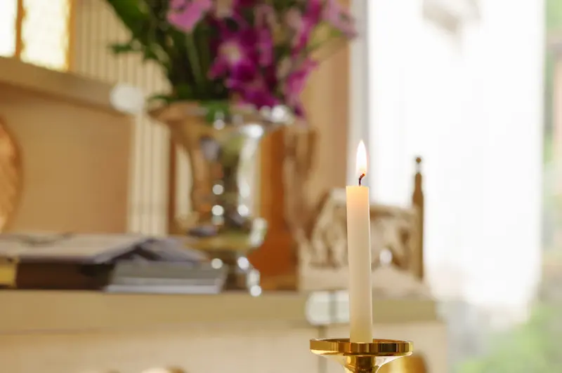 祭壇にろうそくが灯っているシーン