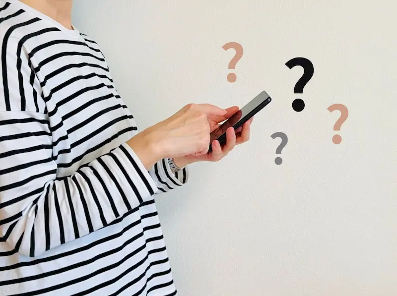 葬儀が無事に終わったことをメールで報告してもいいのかどうかと悩む女性の画像