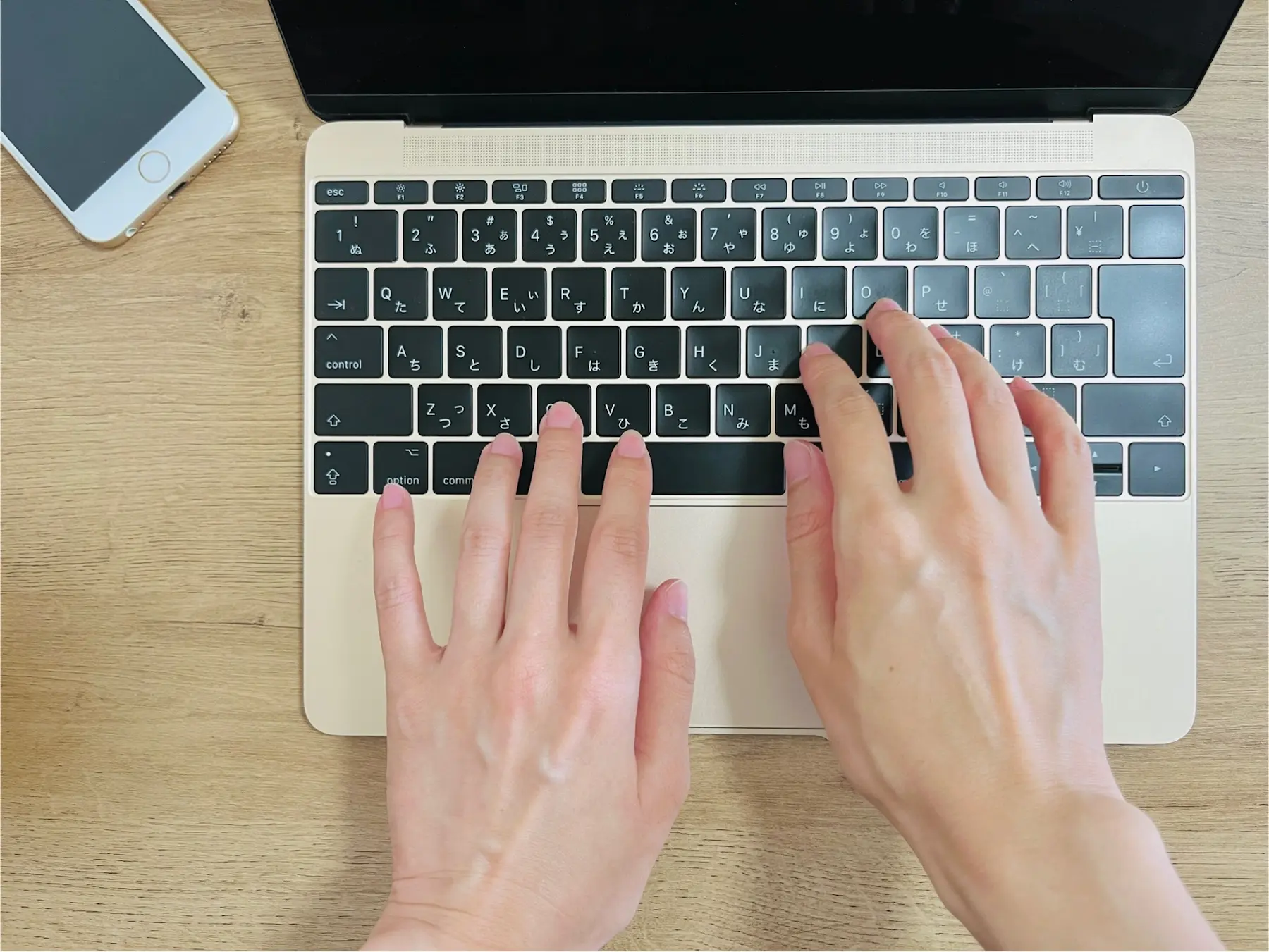 葬儀が無事に終わったことを伝えるメールをPCで打ち込んでいる画像