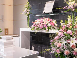 身内だけの小さな葬儀。マナー、会社に連絡は？