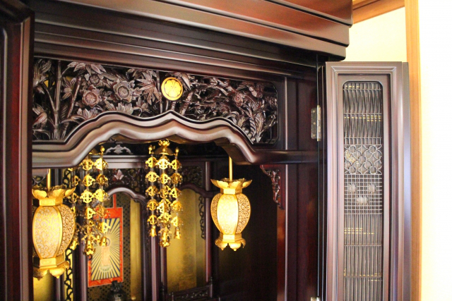 扉が開けられた木製の仏壇