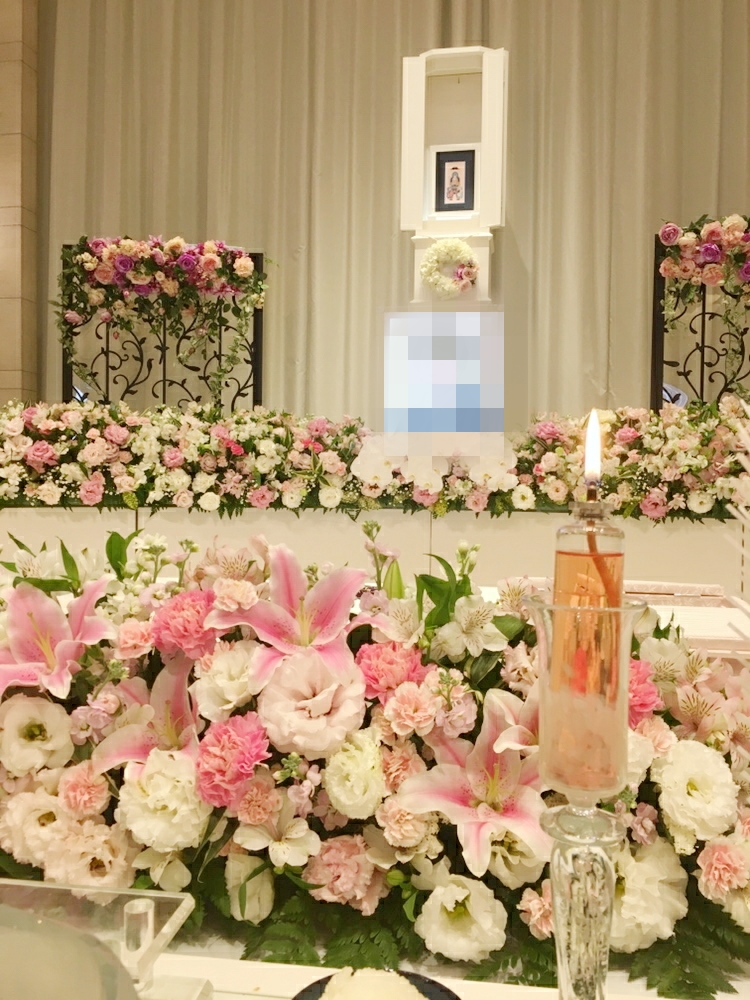 北海道の供花の相場は 花祭壇 枕花など葬儀の 花 も解説 北海道 札幌市の家族葬斎場 葬儀はウィズハウス