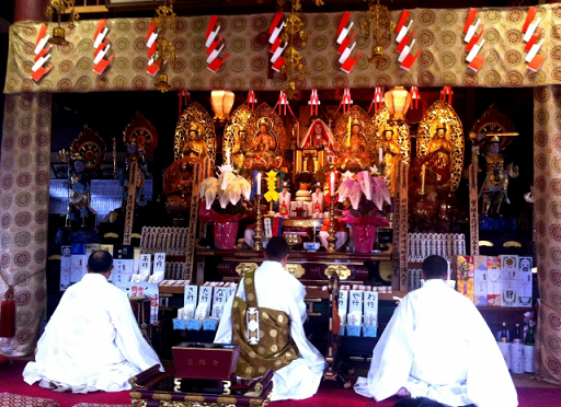 寺の祭壇と三人の僧侶